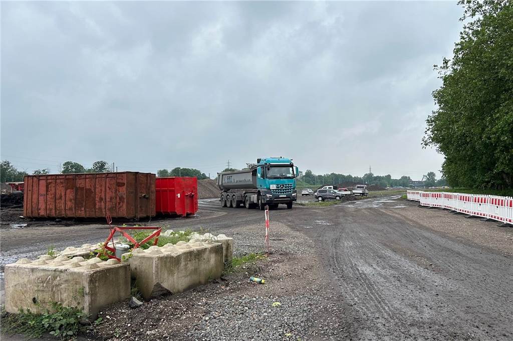 „Leitstand“ für Riesen-Baustelle ist in Betrieb: Vorarbeiten für ICE-Werk Zahlreiche LKW sind auf dem Baugelände für den Bodenstransport im Einsatz.