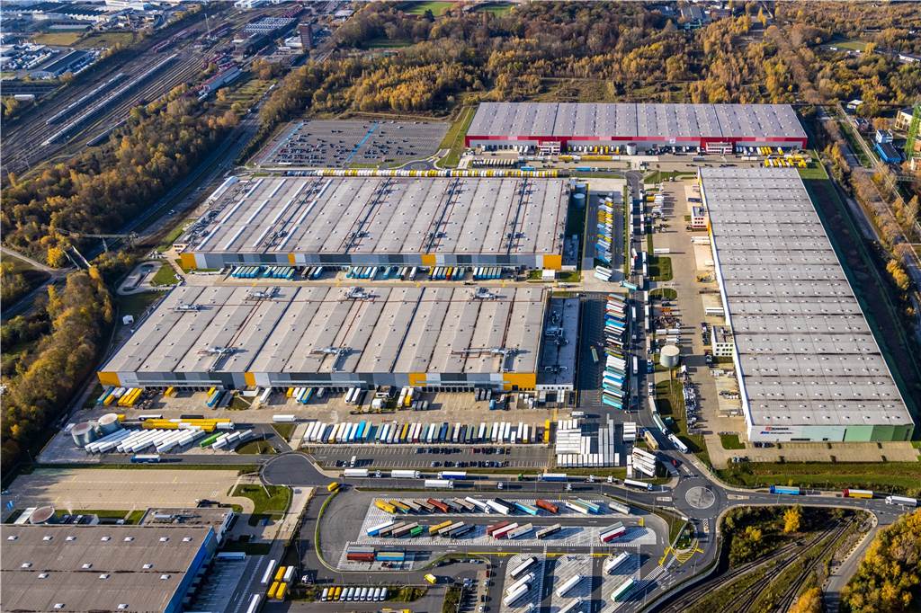 Lkw-Chaos zu Weihnachten: Wild parkende Laster stoppen Busverkehr Zahlreiche Logistikfirmen, allen voran Amazon mit zwei großen Lagergebäuden (in der Bildmitte), haben sich im Garbe-Logistikpark auf der Westfalenhütte angesiedelt.
