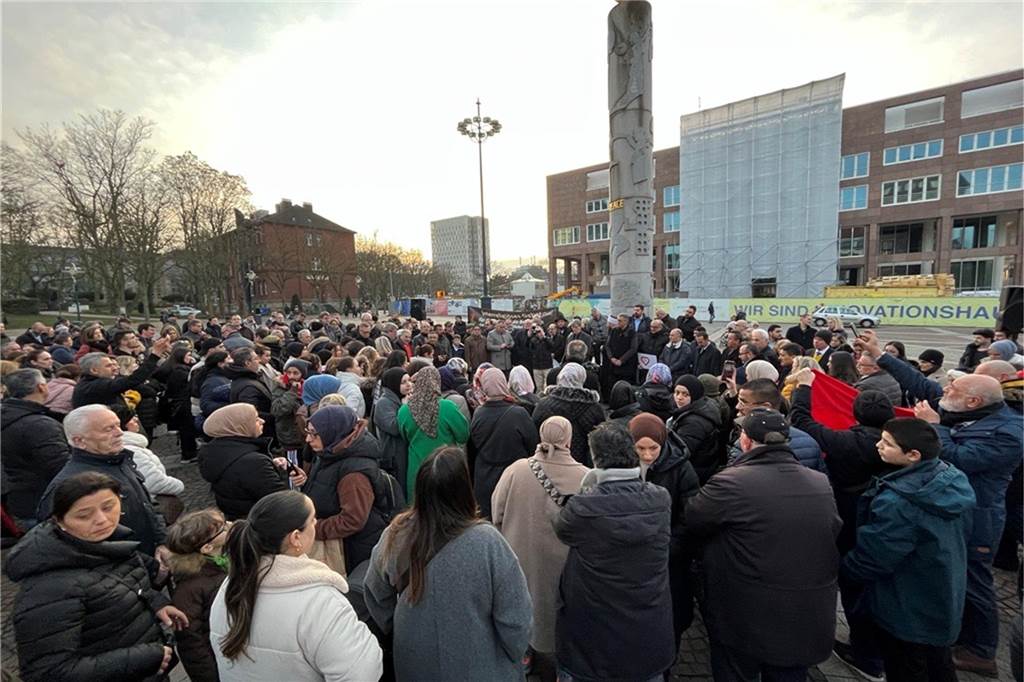 Zahlreiche Menschen haben sich am Donnerstag vor der Friedenssäule versammelt.