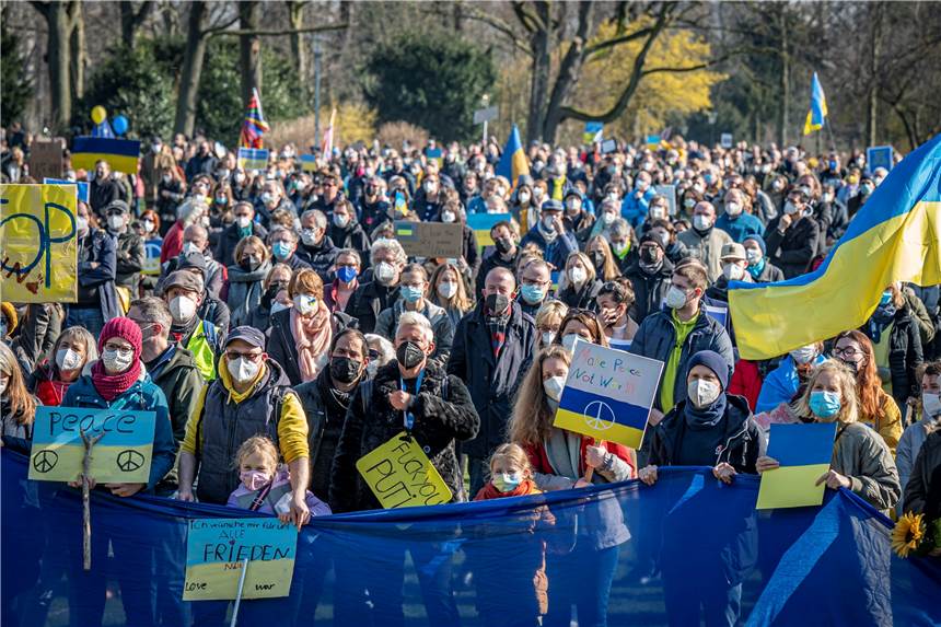 Erneut Tausende Menschen für Frieden in der Ukraine auf den Straßen Zahlreiche Menschen nehmen an einer Demonstration im Düsseldorfer Hofgarten gegen die Invasion von Russland in die Ukraine teil.