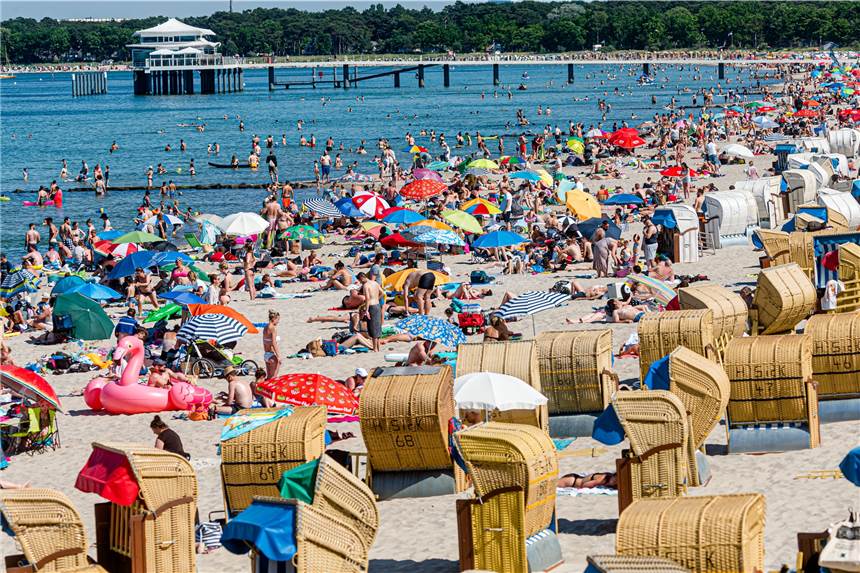 Inzidenz liegt wieder unter 1000: Beginnt jetzt der entspannte Corona-Sommer? Zahlreiche Menschen tummeln sich am Timmendorfer Strand: Wird der Corona-Sommer wieder entspannt?
