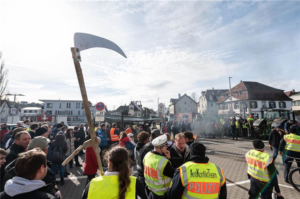 Schlagstöcke und Pfefferspray gegen Bauernproteste : Politischen Aschermittwoch der Grünen abgesagt Zahlreiche Menschen versammeln sich beim politischen Aschermittwoch der baden-württembergischen Grünen vor der Stadthalle von Biberach an der Riß, um zu demonstrieren. Die Veranstaltung wurde aufgrund der Proteste vor der Stadthalle abgesagt.