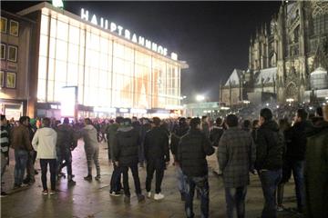 Zahlreiche Menschen waren am Silvesterabend in Köln auf dem Vorplatz des Hauptbahnhofs. Später wurden Frauen sexuell belästigt und ausgeraubt. 