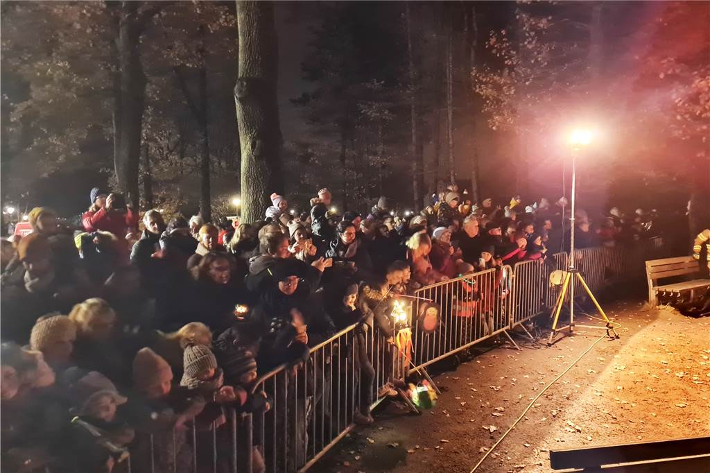 Zahlreiche Menschen waren gekommen, um den Nikolaus in Haltern zu begrüßen