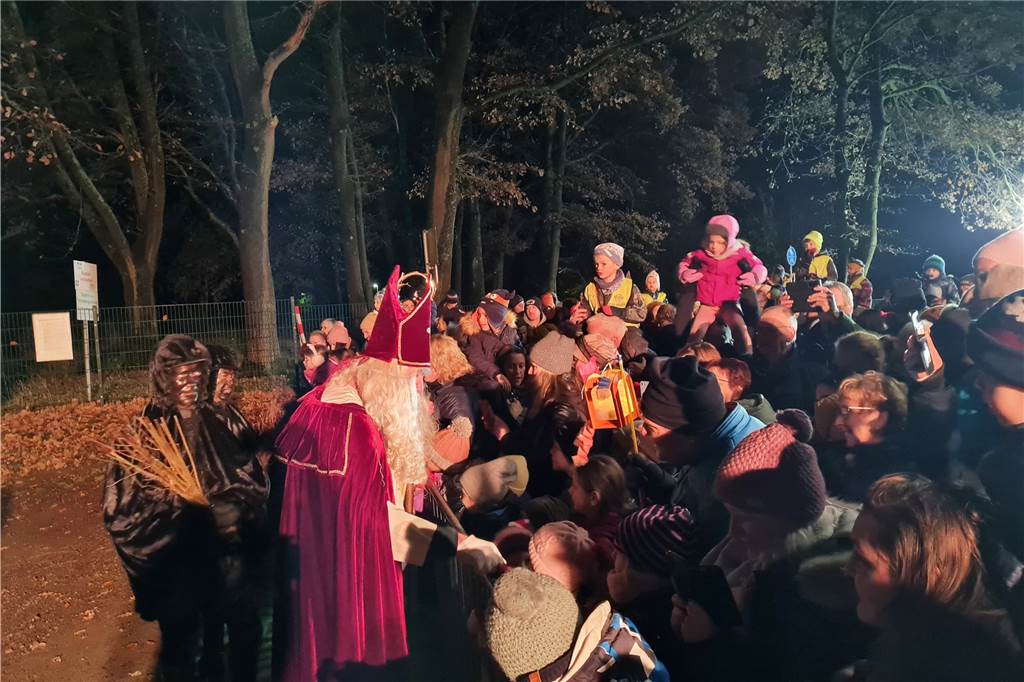 Zahlreiche Menschen waren gekommen, um den Nikolaus in Haltern zu begrüßen