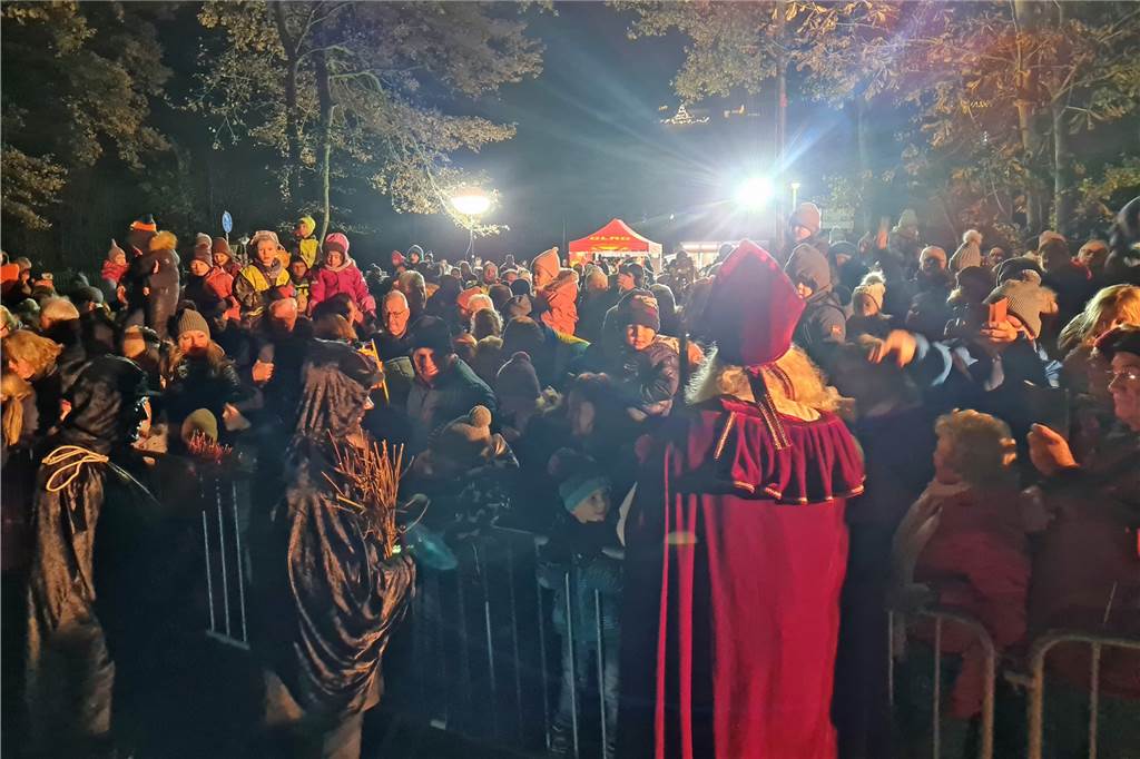 Zahlreiche Menschen waren gekommen, um den Nikolaus in Haltern zu begrüßen