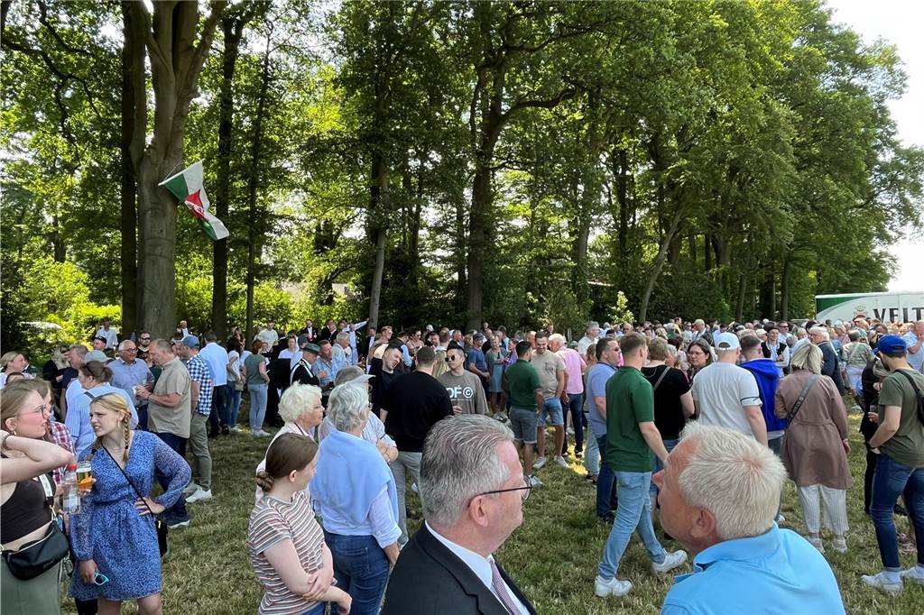 Schützenfest Erle 2023: Die Bilder vom Königsschießen Zahlreiche Menschen waren gekommen, um sich das Königsschießen in Erle am "Hetweg" anzusehen.