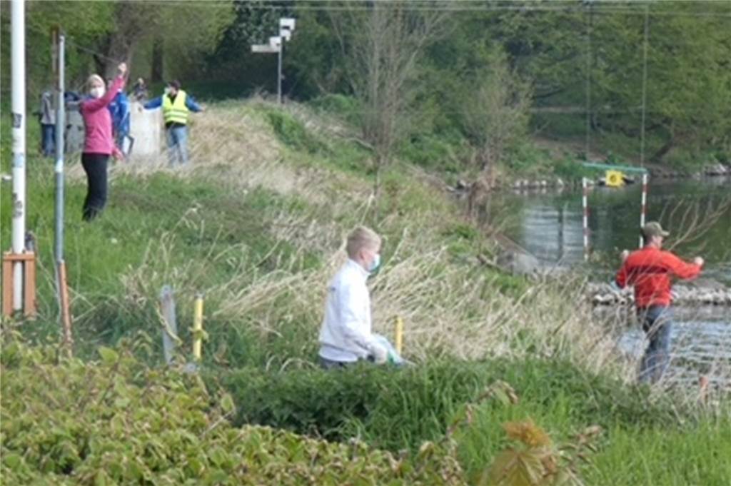 Zahlreiche Mitglieder halfen bei der Wiederinstandsetzung der Kanuslalomanlage.