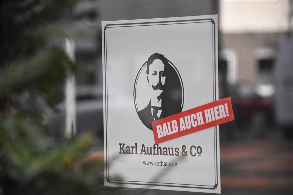 Zahlreiche Plakate schmücken schon die Schaufenster an der Königstraße.