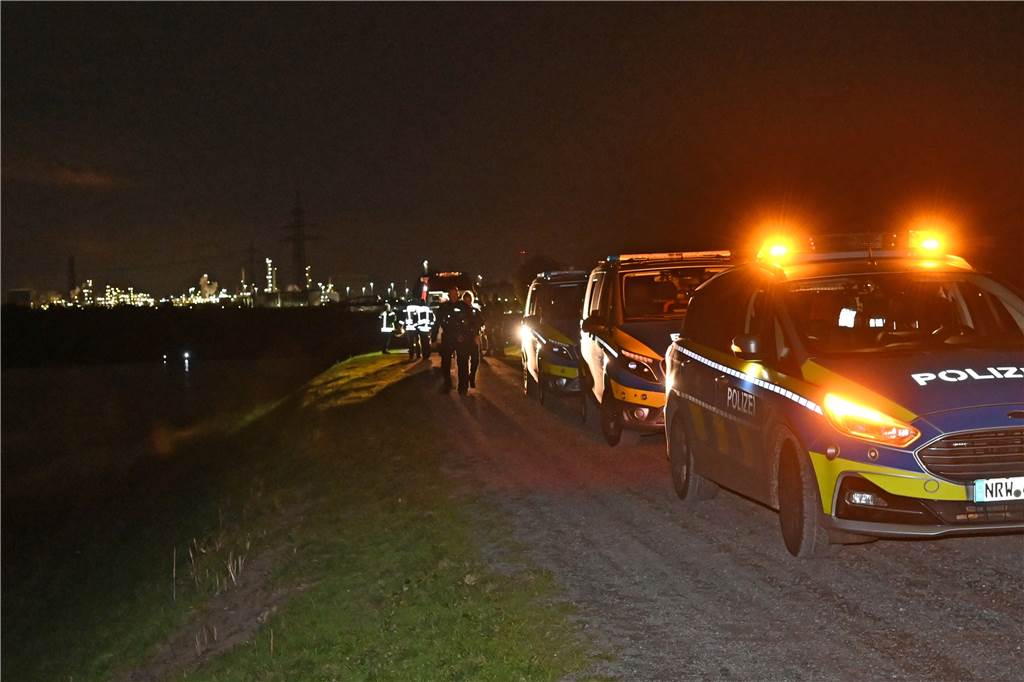 Großeinsatz der Feuerwehr: Transport aus der Lippe geborgen Zahlreiche Polizeibeamte waren ebenfalls im Einsatz.
