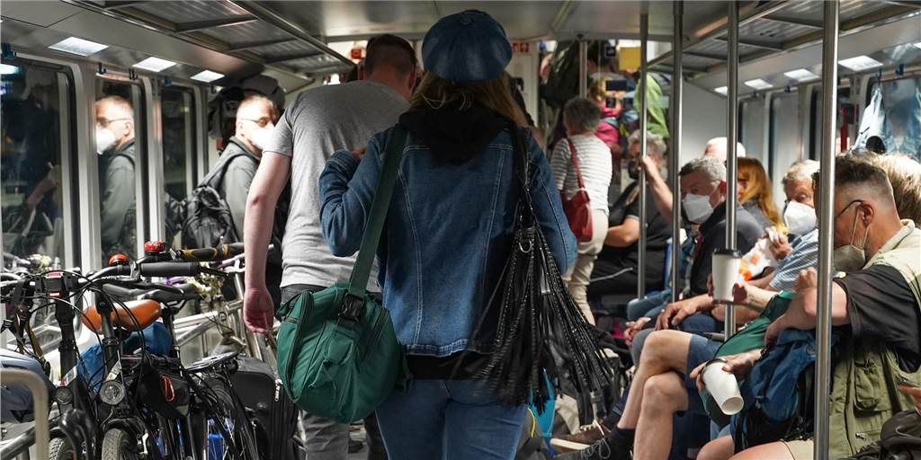 Kostenloser ÖPNV: Was Deutschland von Luxemburg lernen kann Zahlreiche Reisende fahren mit einer Regionalbahn. Das 9-Euro-Ticket hatte für einen wahren Ansturm auf den ÖPNV gesorgt.