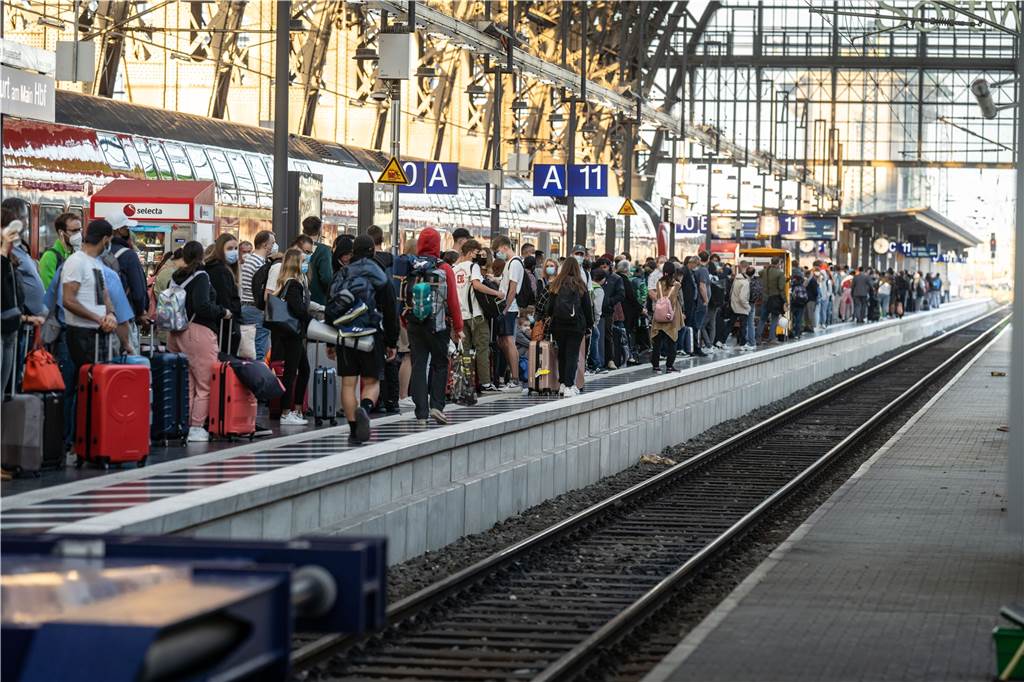 Bahn-Streik in NRW: So lief der Mittwoch im Regionalverkehr für Pendler Zahlreiche Reisende warten am frühen Morgen im Frankfurter Hauptbahnhof auf einen ICE nach Berlin zu Beginn eines bundesweitern 48-stündigen Streiks im Personenverkehr der Bahn und in der Bahn-Infrastruktur.