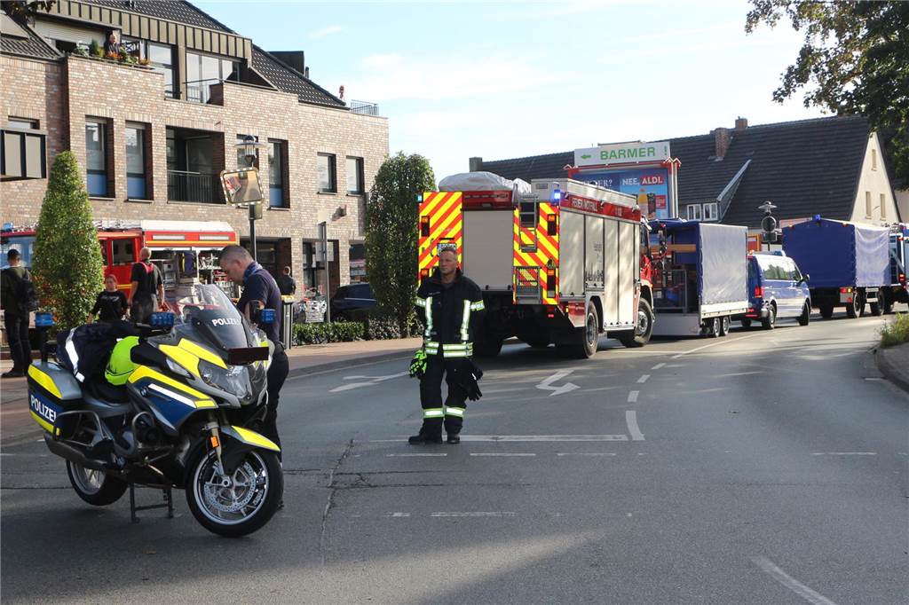 Mehrere Rettungskräfte sind im Einsatz.