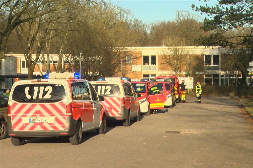 Elf Schüler durch Einsatz von Pfefferspray verletzt Zahlreiche Rettungskräfte waren am Montag vor Ort am Paul-Ehrlich-Berufskolleg.