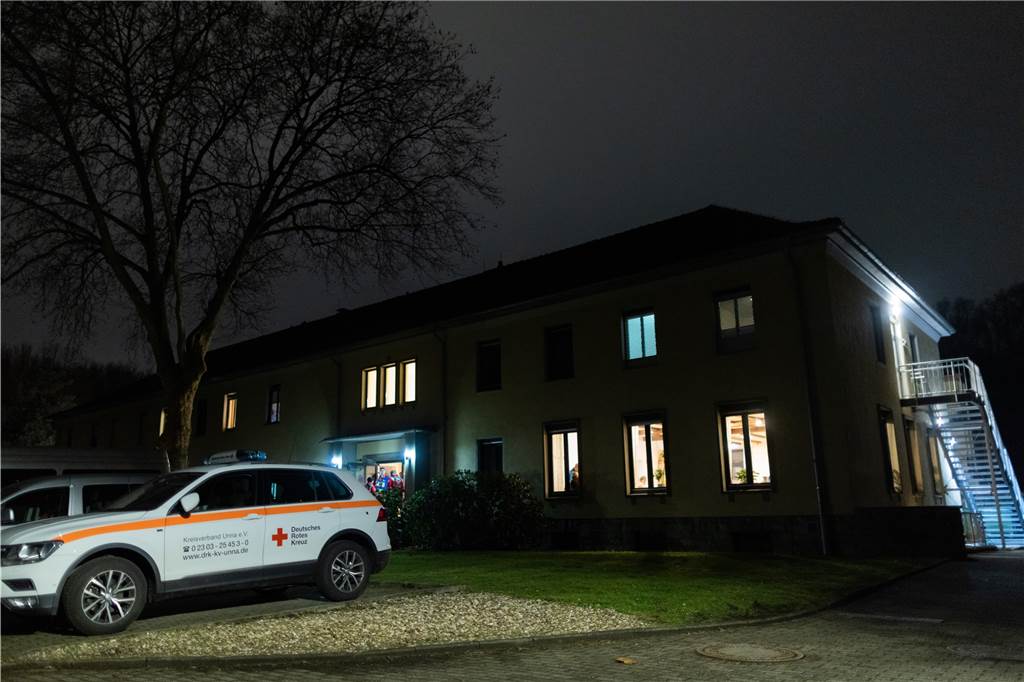 Brand fordert zwei Leben: Feuerwehreinsatz am Friedrich-Pröbsting-Haus Zahlreiche Rettungskräfte waren am Pröbsting-Haus in Kamen-Heeren vor Ort.