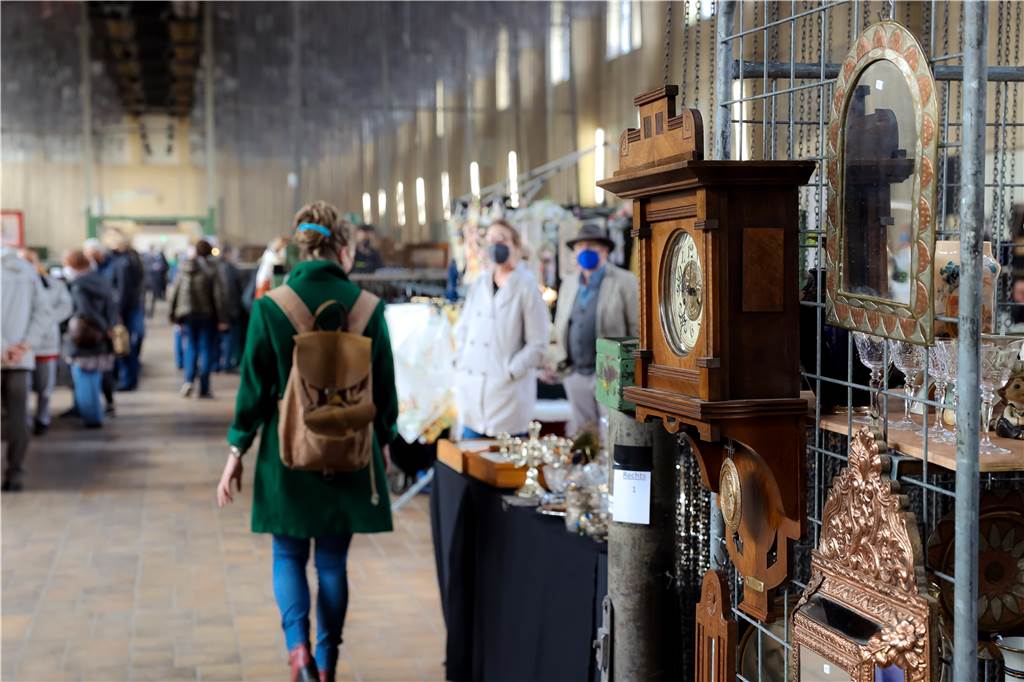 Antikmarkt: Stephanie Kleingries freut sich über erfolgreiches Comeback Viele Besucher schlendern durch den Antikmarkt in der Kaue von Fürst Leopold.