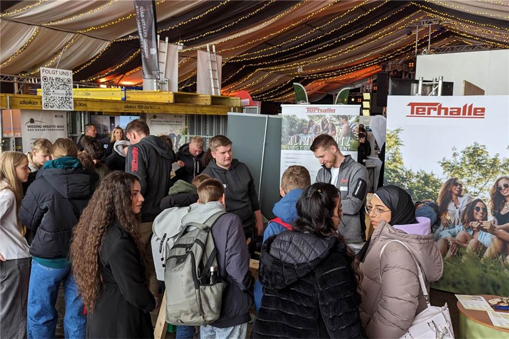 Zahlreiche Schüler, Aussteller und Gewerbetreibende bei den Karpaten: Die Berufsmesse „Mach Dein Ding“ gibt künftigen Schulabgängern Einblicke in die Berufswelt.