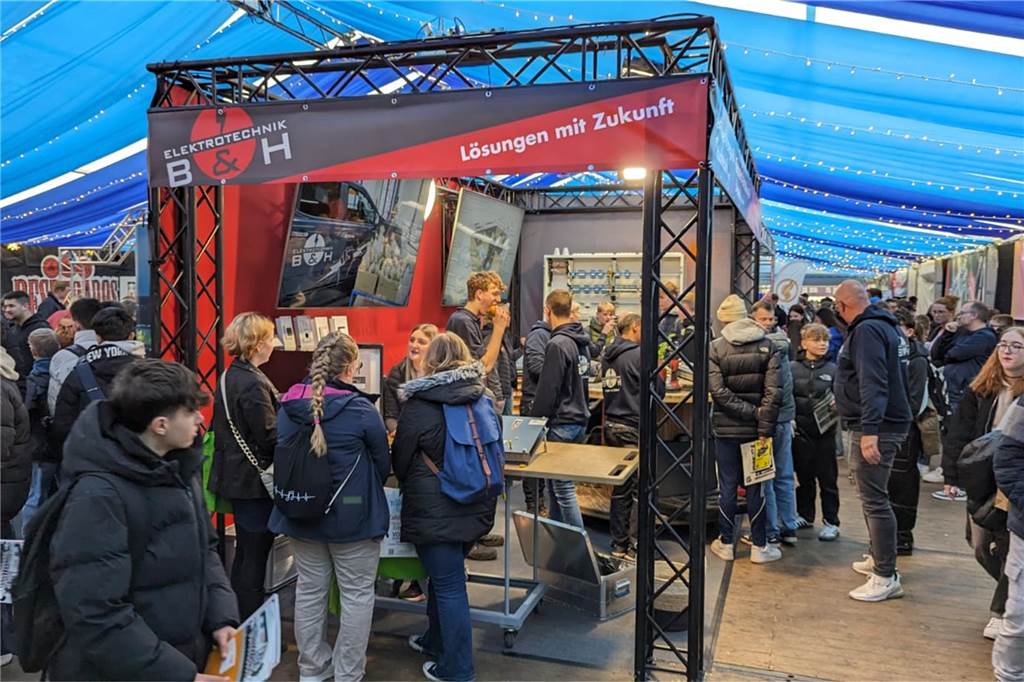 Zahlreiche Schüler, Aussteller und Gewerbetreibende bei den Karpaten: Die Berufsmesse „Mach Dein Ding“ gibt künftigen Schulabgängern Einblicke in die Berufswelt.