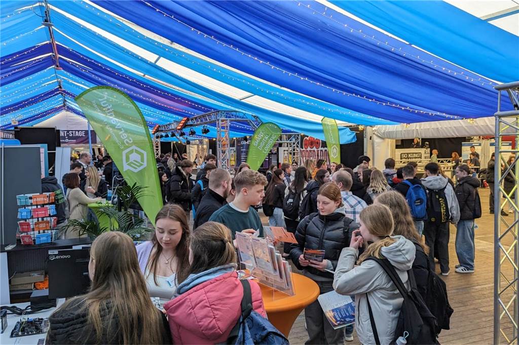 Zahlreiche Schüler, Aussteller und Gewerbetreibende bei den Karpaten: Die Berufsmesse „Mach Dein Ding“ gibt künftigen Schulabgängern Einblicke in die Berufswelt.