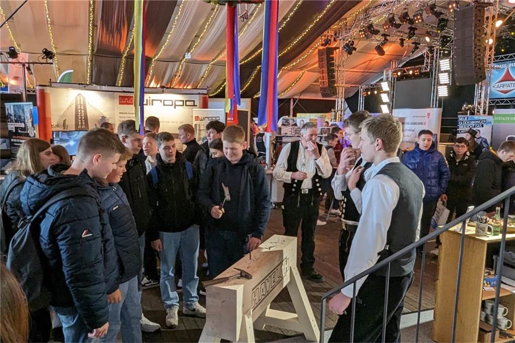 Zahlreiche Schüler, Aussteller und Gewerbetreibende bei den Karpaten: Die Berufsmesse „Mach Dein Ding“ gibt künftigen Schulabgängern Einblicke in die Berufswelt.