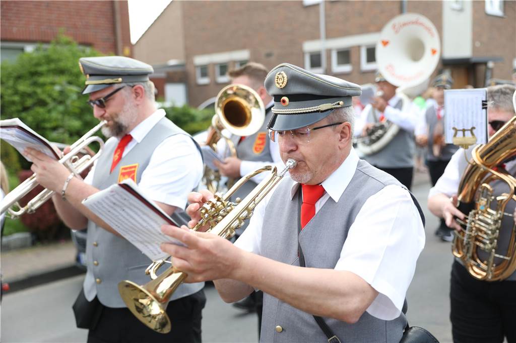 Zahlreiche Schützenverein, Spielmannszüge und Blaskapellen der Region beteiligten sich beim Festumzug des Cappenberger Schützenfestes.