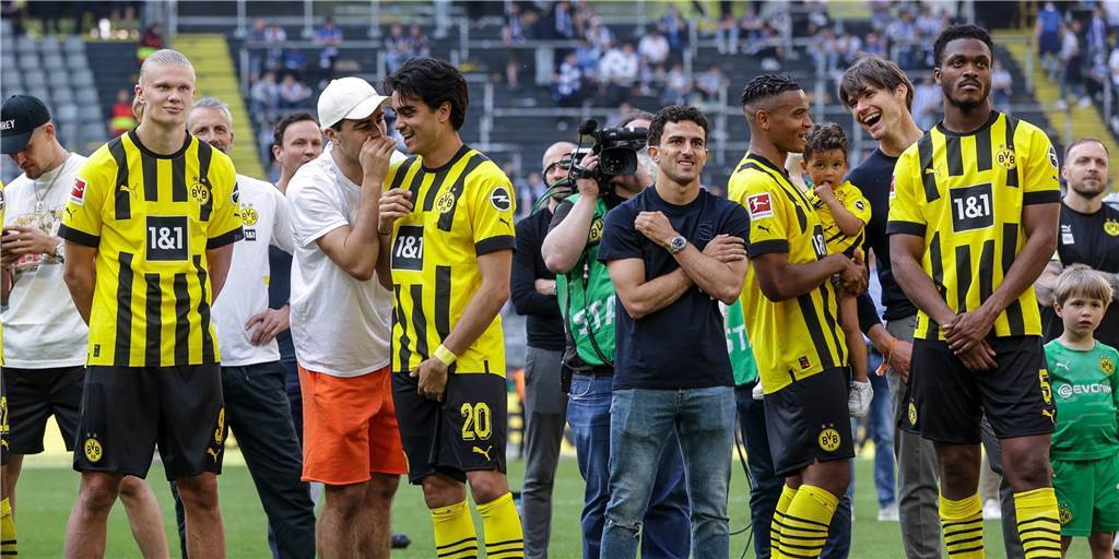 Der Startschuss für eine neue BVB-Zeitrechnung muss von der Mannschaft kommen Die BVB-Spieler stehen klatschend vor der Südtribüne.