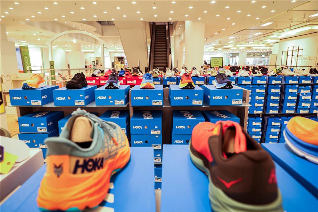 Neues Sport-Outlet im Check: Preise, Angebot, Beratung und mehr Zahlreiche Sportschuhe sind in dem Outlet-Shop zu finden.