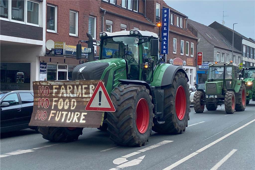 400 Demonstranten fordern den Stopp der Castor-Transporte Zahlreiche Traktoren führten den Demonstrationszug an.