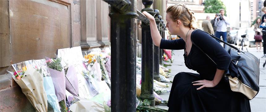 Trauer nach Anschlag in Manchester - Täter identifiziert Zahlreiche Trauernde legten in Manchester Blumen nieder.