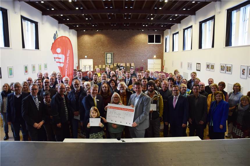 Vereine in Castrop-Rauxel freuen sich über große Spende für neue Projekte Zahlreiche Vereine aus Sport, Kultur und Sozialem durften sich über Spendengutscheine der Sparkasse Vest Recklinghausen freuen. Übergeben wurden die Spenden von Mitgliedern der Sparkasse sowie Bürgermeister Rajko Kravanja.