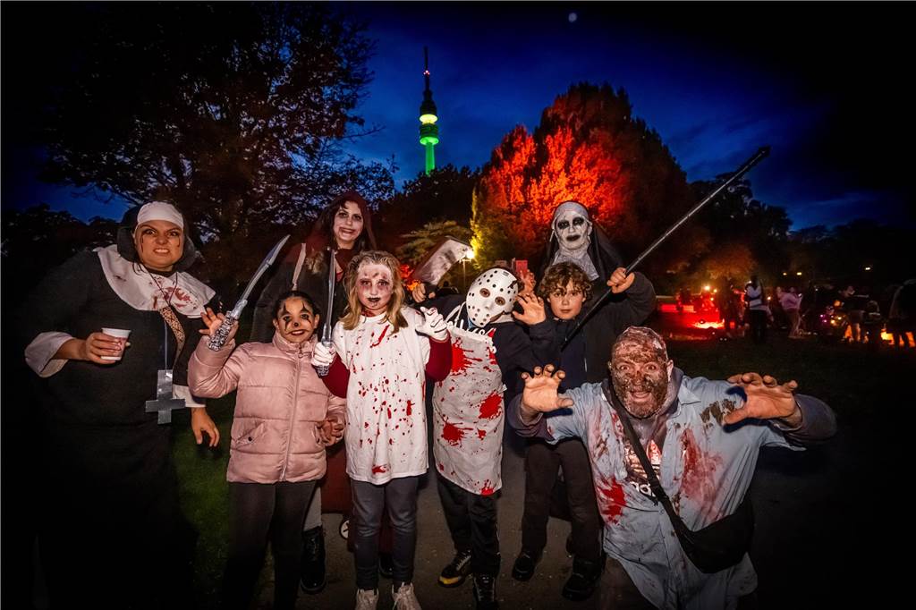 Zahlreiche verkleidete Kinder bevölkerten als Hexen, Zombies, Teufel und Superhelden den Gruselspaß im Westfalenpark an Halloween.