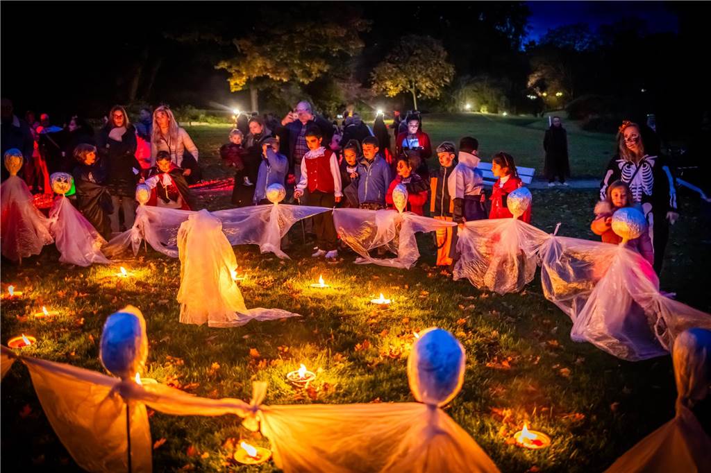 Zahlreiche verkleidete Kinder bevölkerten als Hexen, Zombies, Teufel und Superhelden den Gruselspaß im Westfalenpark an Halloween.