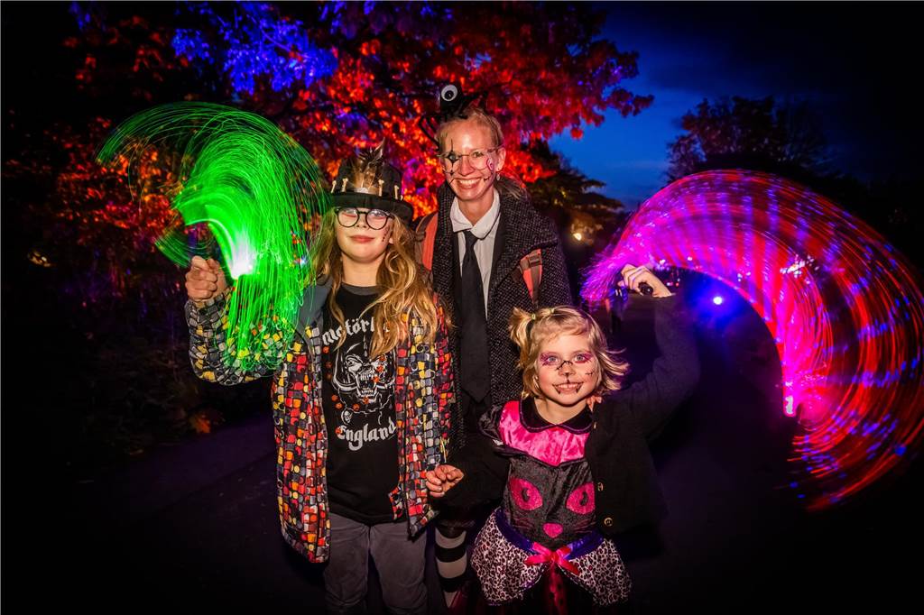 Zahlreiche verkleidete Kinder bevölkerten als Hexen, Zombies, Teufel und Superhelden den Gruselspaß im Westfalenpark an Halloween.