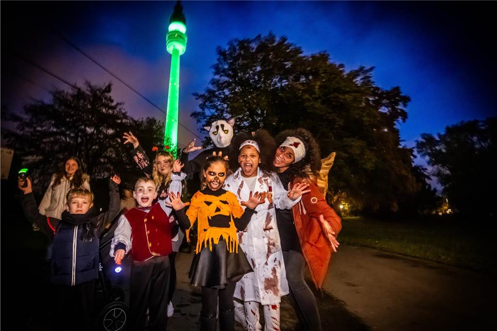Zahlreiche verkleidete Kinder bevölkerten als Hexen, Zombies, Teufel und Superhelden den Gruselspaß im Westfalenpark an Halloween.