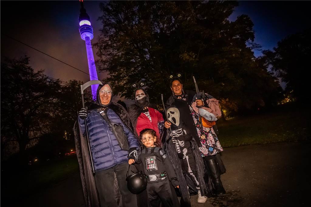 Zahlreiche verkleidete Kinder bevölkerten als Hexen, Zombies, Teufel und Superhelden den Gruselspaß im Westfalenpark an Halloween.