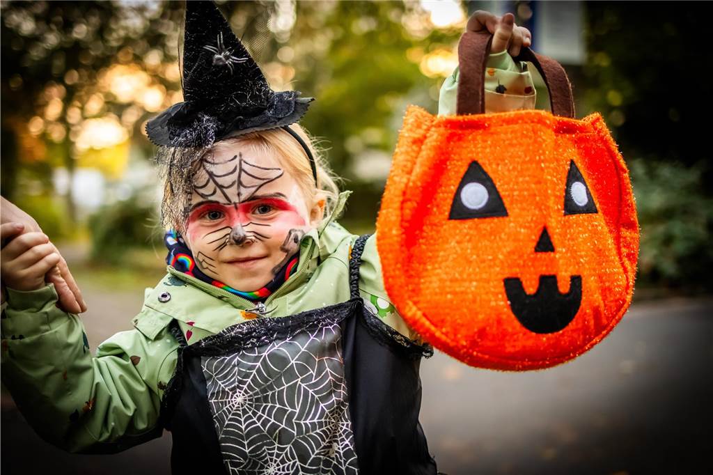 Zahlreiche verkleidete Kinder bevölkerten als Hexen, Zombies, Teufel und Superhelden den Gruselspaß im Westfalenpark an Halloween.