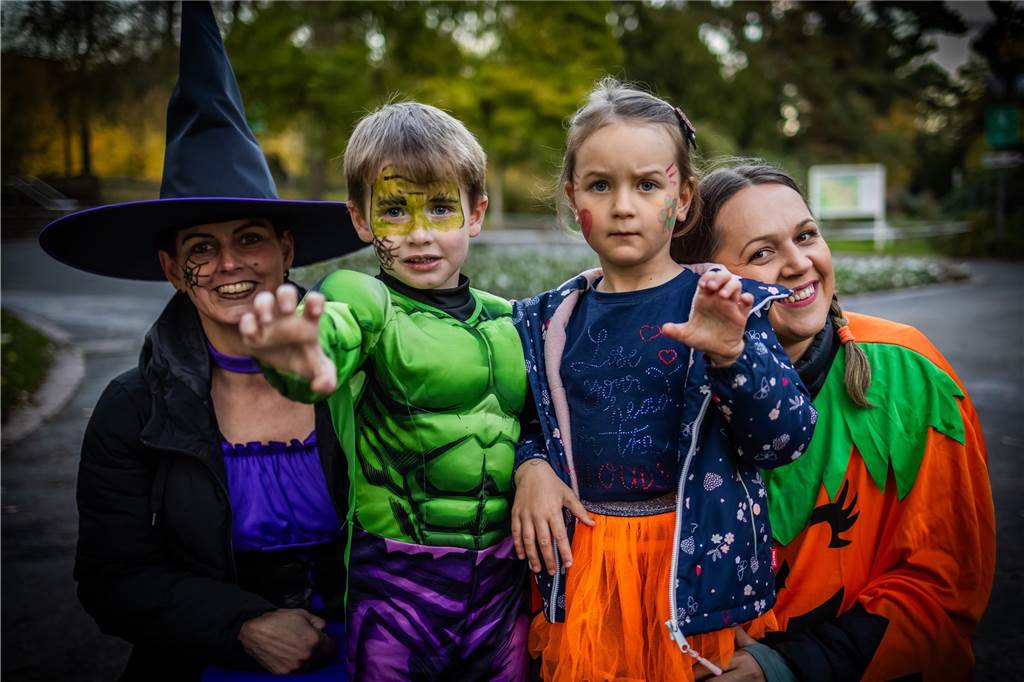 Zahlreiche verkleidete Kinder bevölkerten als Hexen, Zombies, Teufel und Superhelden den Gruselspaß im Westfalenpark an Halloween.