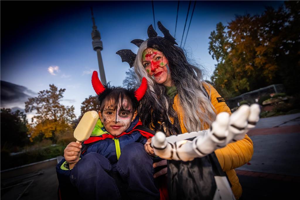 Zahlreiche verkleidete Kinder bevölkerten als Hexen, Zombies, Teufel und Superhelden den Gruselspaß im Westfalenpark an Halloween.