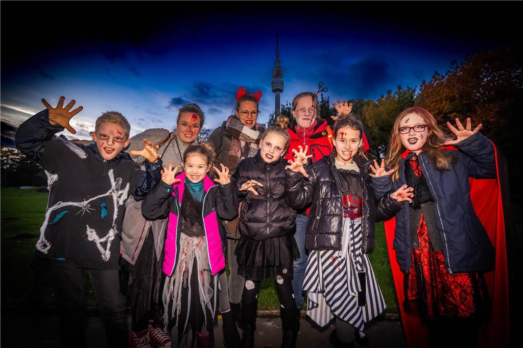 Zahlreiche verkleidete Kinder bevölkerten als Hexen, Zombies, Teufel und Superhelden den Gruselspaß im Westfalenpark an Halloween.