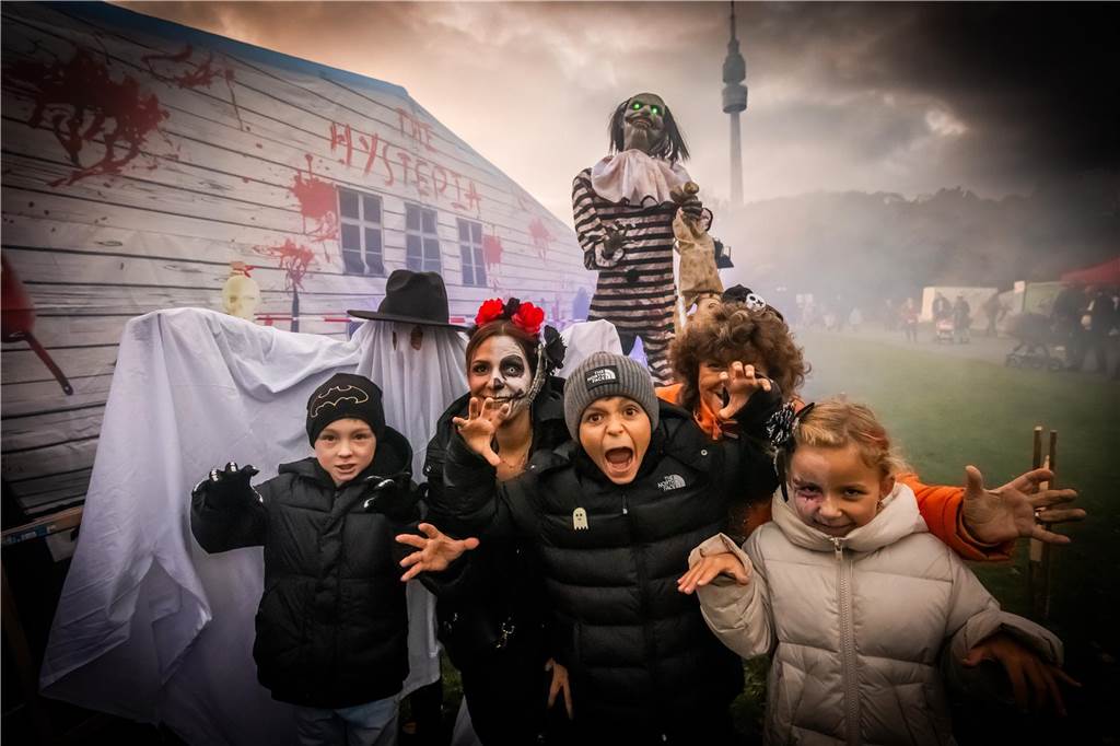 Zahlreiche verkleidete Kinder bevölkerten als Hexen, Zombies, Teufel und Superhelden den Gruselspaß im Westfalenpark an Halloween.
