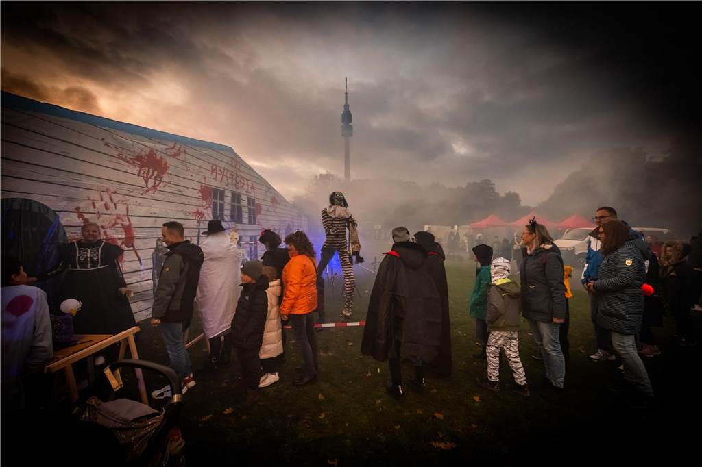 Zahlreiche verkleidete Kinder bevölkerten als Hexen, Zombies, Teufel und Superhelden den Gruselspaß im Westfalenpark an Halloween.