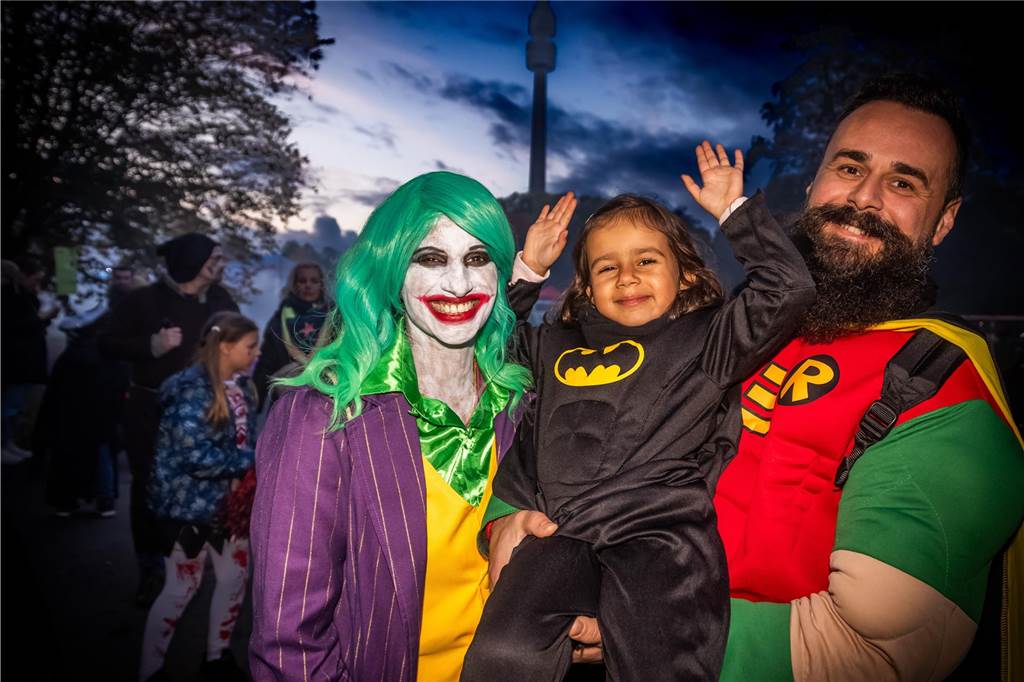 Zahlreiche verkleidete Kinder bevölkerten als Hexen, Zombies, Teufel und Superhelden den Gruselspaß im Westfalenpark an Halloween.
