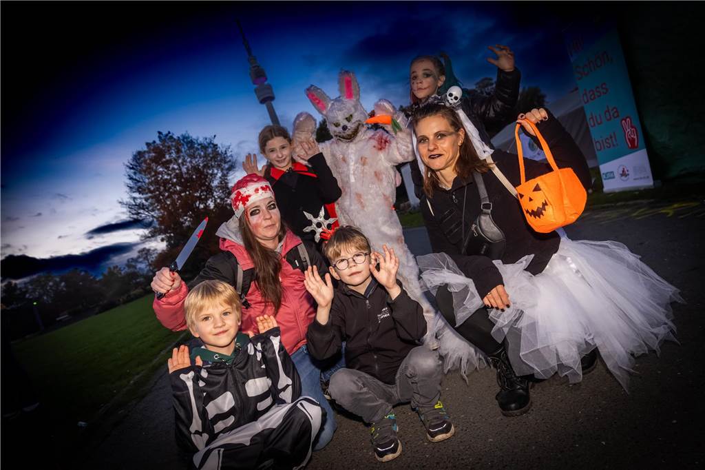 Zahlreiche verkleidete Kinder bevölkerten als Hexen, Zombies, Teufel und Superhelden den Gruselspaß im Westfalenpark an Halloween.