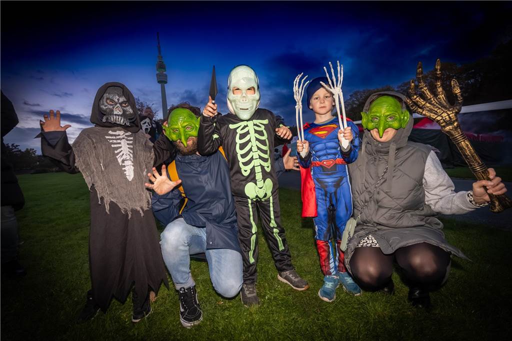 Zahlreiche verkleidete Kinder bevölkerten als Hexen, Zombies, Teufel und Superhelden den Gruselspaß im Westfalenpark an Halloween.