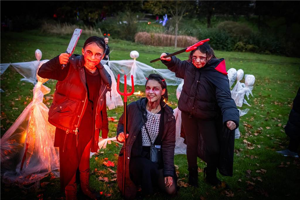 Zahlreiche verkleidete Kinder bevölkerten als Hexen, Zombies, Teufel und Superhelden den Gruselspaß im Westfalenpark an Halloween.
