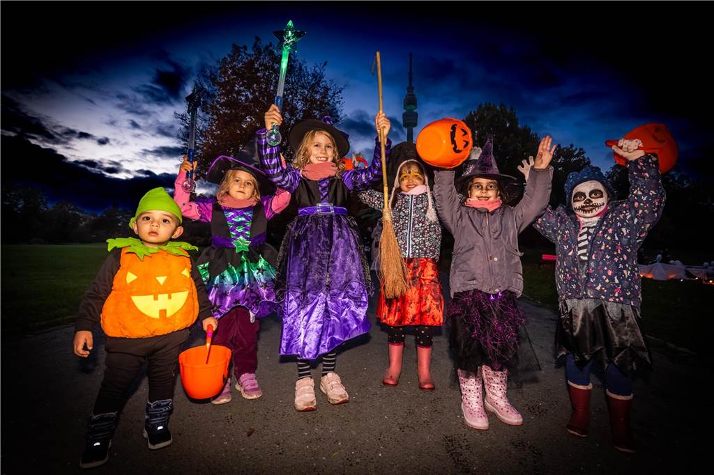 Zahlreiche verkleidete Kinder bevölkerten als Hexen, Zombies, Teufel und Superhelden den Gruselspaß im Westfalenpark an Halloween.