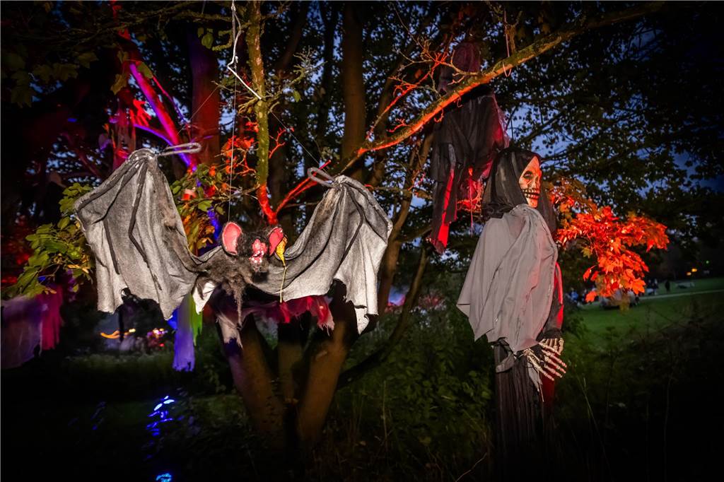 Zahlreiche verkleidete Kinder bevölkerten als Hexen, Zombies, Teufel und Superhelden den Gruselspaß im Westfalenpark an Halloween.