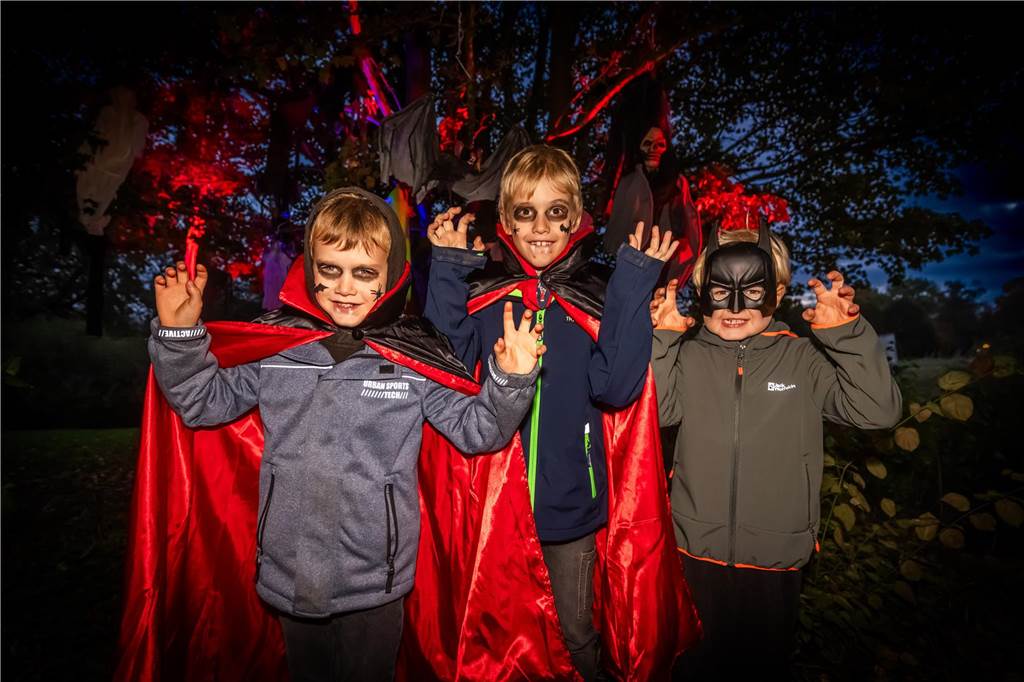 Zahlreiche verkleidete Kinder bevölkerten als Hexen, Zombies, Teufel und Superhelden den Gruselspaß im Westfalenpark an Halloween.