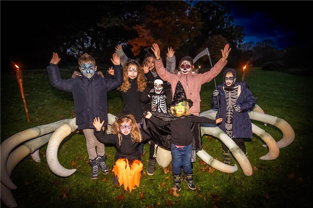 Zahlreiche verkleidete Kinder bevölkerten als Hexen, Zombies, Teufel und Superhelden den Gruselspaß im Westfalenpark an Halloween.