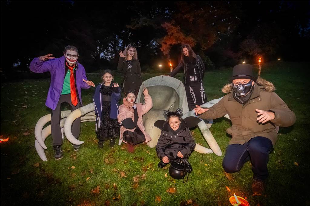 Zahlreiche verkleidete Kinder bevölkerten als Hexen, Zombies, Teufel und Superhelden den Gruselspaß im Westfalenpark an Halloween.